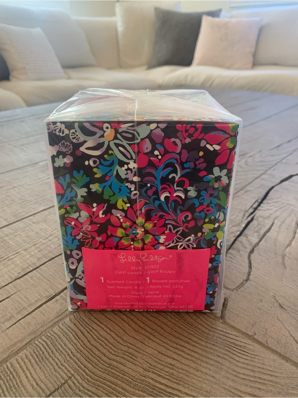 NWT—-Lilly Pulitzer Colorful Floral Candle in Multi Feeling Fintastic - Picture 3 of 4